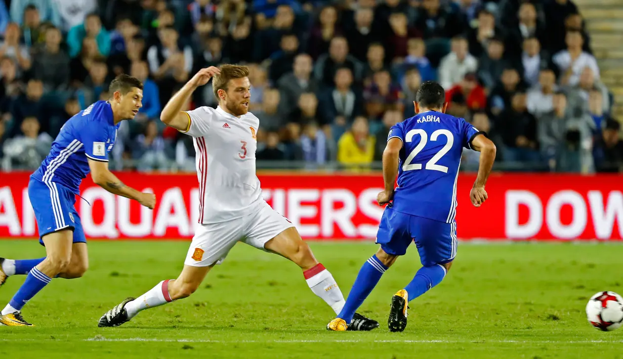 Pemain timnas Spanyol, Asier Illarramendi merebut bola dari pemain Israel, Marwan Kabha pada kualifikasi Piala Dunia 2018 grup G di Teddi Malcha Stadium, Senin (9/10). Gol semata wayang Illarramendi menjadi penentu kemenangan La Furia Roja (JACK GUEZ/AFP)