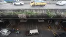 Kendaraan melewati jalur kereta di perlintasan sebidang di kawasan Tanjung Barat, Jakarta, Rabu (8/3). Perlintasan yang akan ditutup yaitu perlintasan Jalan Pejompongan I, perlintasan Jalan Pasar Minggu. (Liputan6.com/Immanuel Antonius)