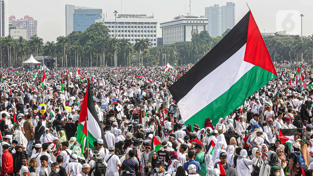 Massa Aksi Bela Palestina Tumpah Ruah Padati Monas