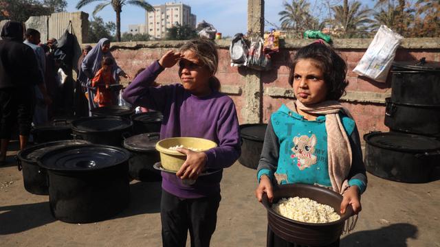 Krisis Pangan, Pengungsi Palestina Rela Berdesakan Demi Dapatkan Makanan