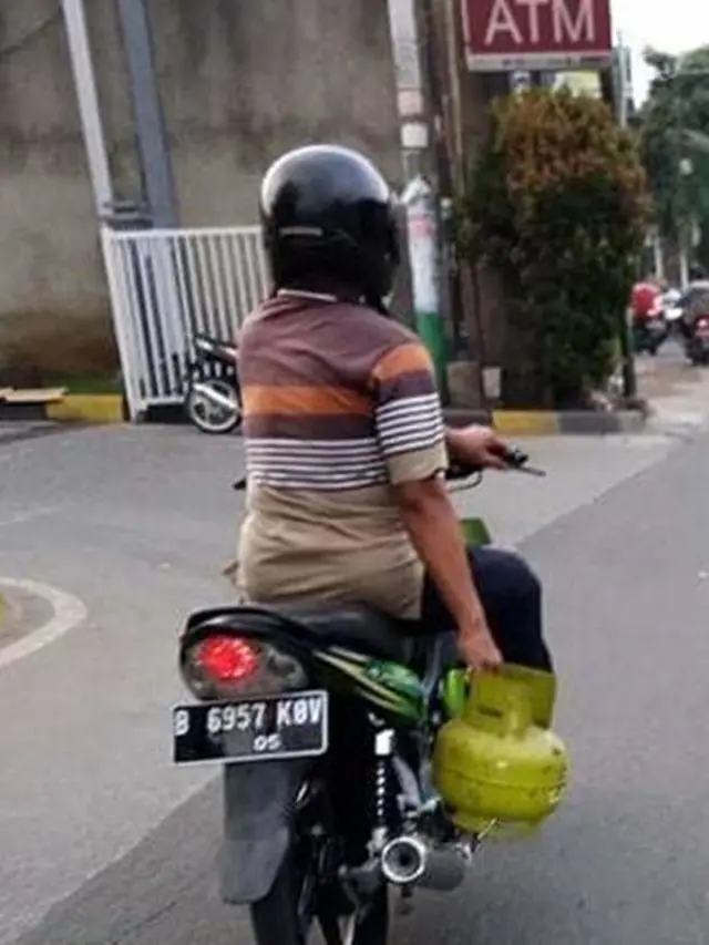 6 Aksi Orang Bawa Tabung Gas Ini Nyeleneh Banget, Kocak