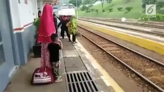 VIDEO: Detik-Detik Emak-Emak Nyaris Tertabrak Kereta Api