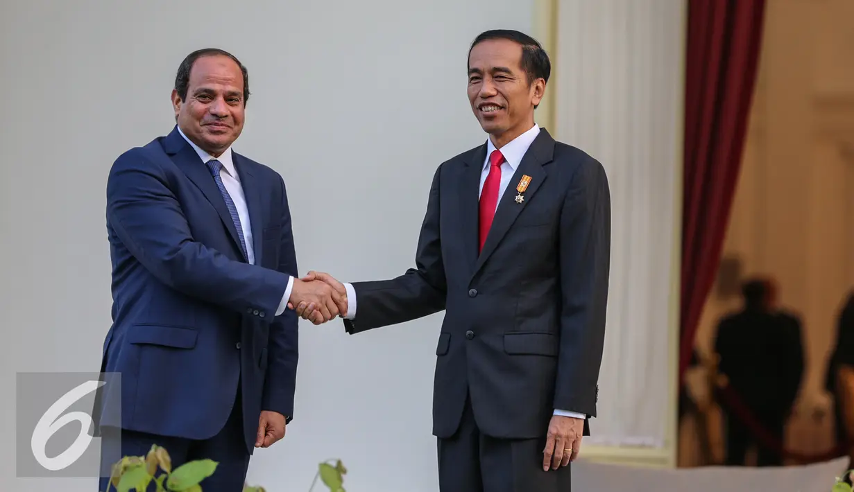 Presiden Joko Widodo berjabat tangan dengan Presiden Republik Arab Mesir Abdel Fattah Al Sisi di halaman belakang Istana MerdekaJakarta, Jumat (4/9/2015). Kunjungan tersebut terkait kerjasama birateral Indonesia dengan Mesir. (Liputan6.com/Faizal Fanani)