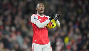 Pemain Arsenal, Eberechi Eze, berjalan meninggalkan lapangan usai pertandingan Liga Premier melawan Tottenham di London, Minggu, 23 November 2025. (AP Photo/Frank Augstein)