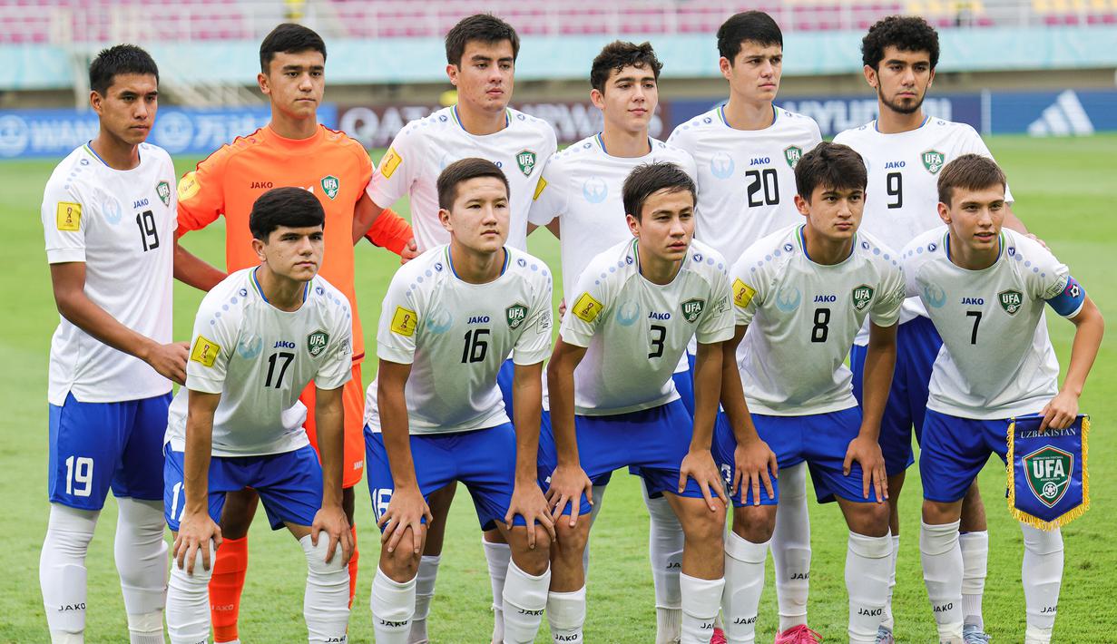 Starting XI Timnas Uzbekistan U-17 berfoto sebelum dimulainya laga perempat final Piala Dunia U-17 2023 menghadapi Timnas Prancis U-17 di Stadion Manahan, Solo, Sabtu (25/11/2023). (Doc. LOC WCU17/NFL)