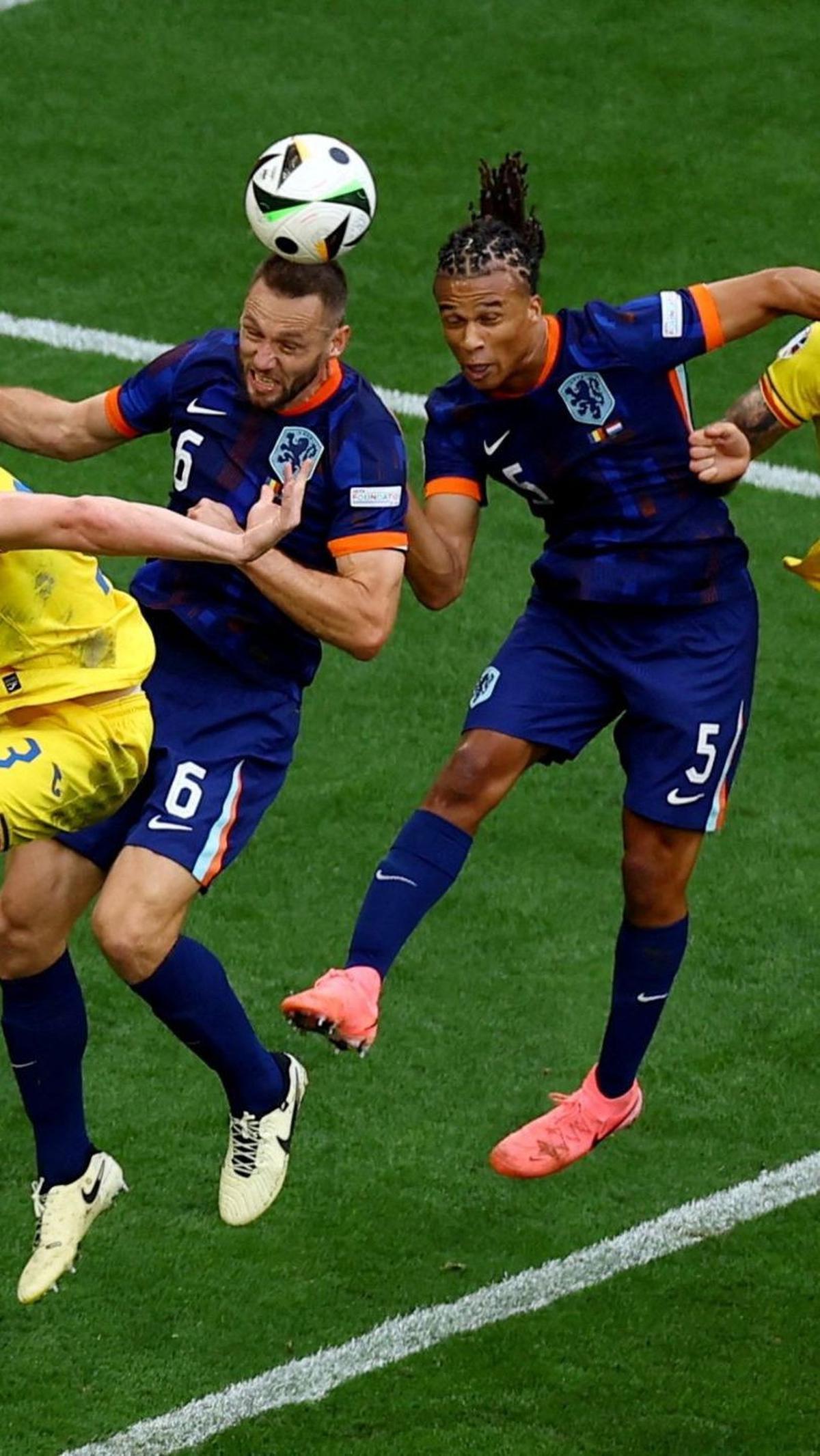Duet udara pemain Belanda Stefan de Vrij dan Nathan Ake saat beraksi menghadapi dua pemain Rumania, Radu Dragusin dan Bogdan Racovitan. Foto: Reuters