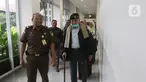 Kivlan Zen (kanan) jelang untuk memberikan kesaksian dalam sidang lanjutan kasus kepemilikan senjata api ilegal di Pengadilan Negeri Jakarta Pusat, Rabu (5/2/2020). Sidang untuk terdakwa Azwarni ditunda karena alasan kesehatan Kivlan Zen. (Liputan6.com/Herman Zakharia)