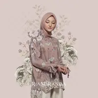 Padu padan hijab dan kemeja. (Foto: instagram/ inforiamiranda)