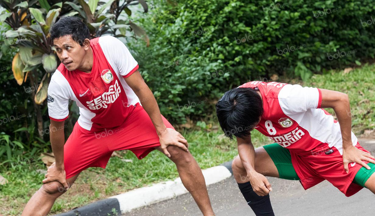 Gelandang PSM Makassar, Rizky Pellu, melakukan pemanasan saat latihan di sekitar perumahan Patra Jasa, Jakarta Selatan, Jumat (8/4/2016). Latihan ini merupakan persiapan jelang Trofeo Persija. (Bola.com/Vitalis Yogi Trisna)