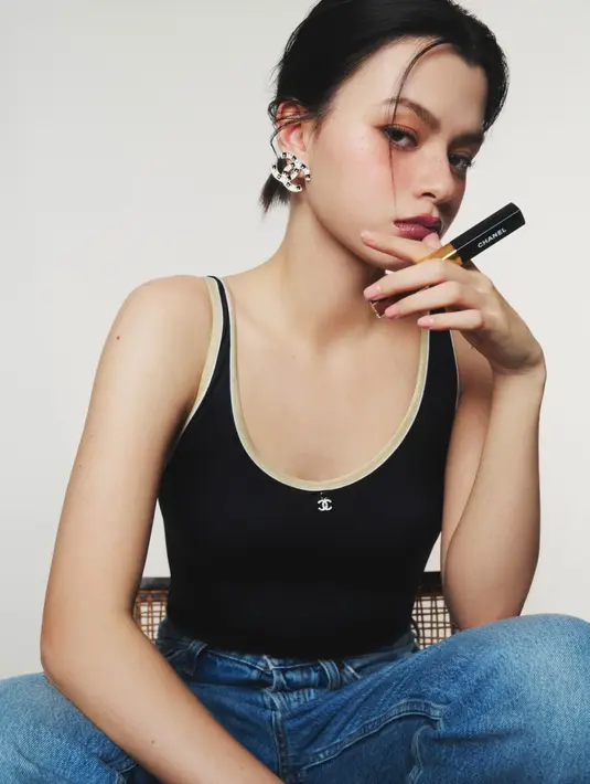 Kampanye ini menjadi ajang Becky menampilkan kecintaannya pada LE ROUGE DUO ULTRA TENUE, lipstik ikonis dua sisi dari CHANEL.  [Dok/CHANEL].