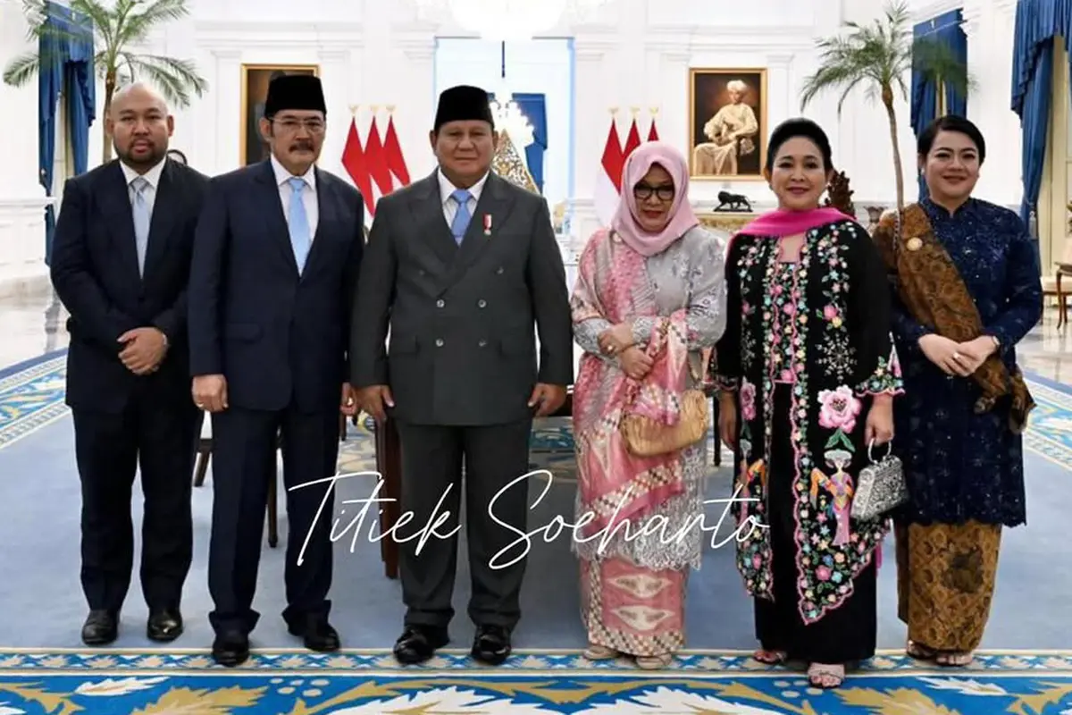 Model Atasan Kebaya Bordir Hitam-Pink ala Titiek Soeharto (Instagram titieksoeharto)