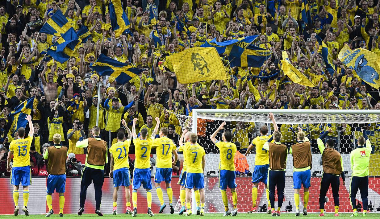 Para pemain Swedia merayakan kemenangan atas Prancis pada laga kualifikasi Piala Dunia 2018 di Stadion Friends Arena, Solna, Jumat (9/6/2017). Swedia menang 2-1 atas Prancis. (AFP/Jonathan Nackstrand)