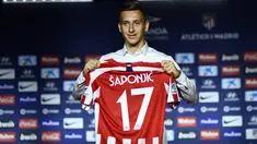 Penyerang baru Atletico Madrid, Ivan Saponjic berpose dengan seragam klub barunya selama pengenalan resmi dirinya di stadion Wanda Metropolitano di Madrid (12/7/2019). Atletico Madrid secara resmi mengumumkan perekrutan Ivan Saponjic dari Benfica. (AFP Photo/Oscar Del Pozo)