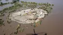 Pandangan udara tempat pengungsian warga yang terkena banjir di Desa Rajanpur, Punjab, Pakistan, Kamis (6/8/2015). Warga hanya bisa pasrah menunggu bantuan yang dikirim pemerintah yang menggunakan helikopter. (AFP PHOTO/SS MIRZA)