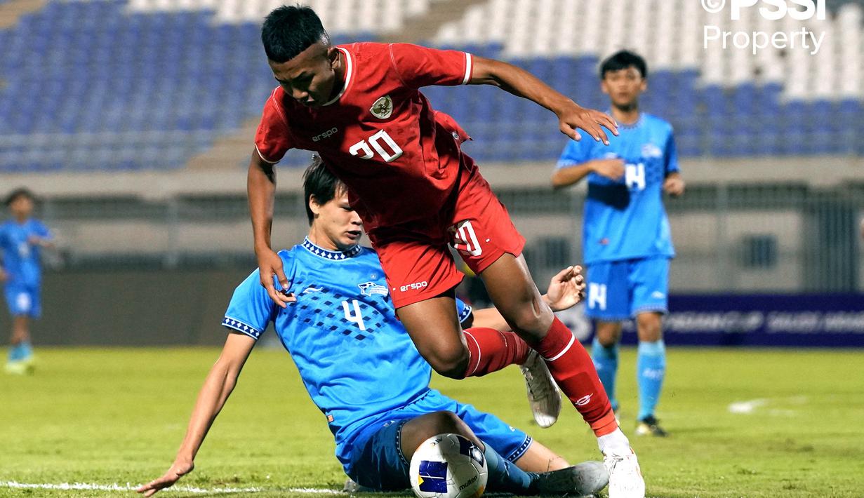 Pemain Timnas Indonesia U-17, Muhammad Aldyansyah Taher berebut bola dengan pemain Kepulauan Mariana Utara, Moushe Sikkel pada laga Grup G Kualifikasi Piala Asia U-17 yang berlangsung di Abdullah Alkhalifa Alsabah Stadium, Mishref, Kuwait, Jumat (25/10/2024) WIB. (Dok. PSSI)