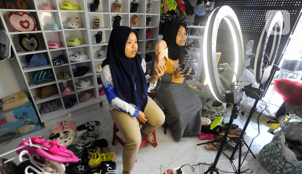 Pedagang berjualan melalui siaran langsung di NShopZ di kawasan Cinere, Depok, Jawa Barat(19/12/2023). (merdeka.com/Arie Basuki)