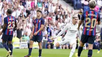 Sepuluh menit kemudian Real Madrid justru mampu menggandakan keunggulan menjadi 2-0 lewat gol Federico Valverde. Sepakan terukurnya dari luar kotak penalti usai menerima umpan datar Ferland Mendy kembali gagal diantisipasi Marc-Andre ter Stegen. Keunggulan dua gol tuan rumah bertahan hingga babak pertama usai. (AP/Manu Fernandez)