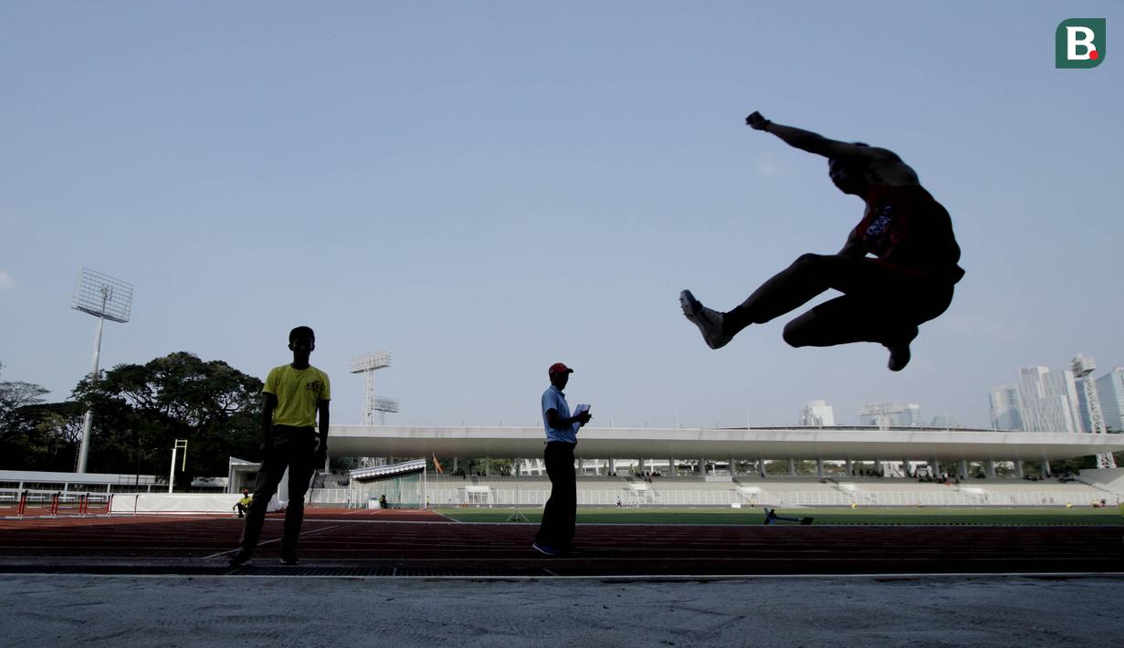 Siluet atlet lompat jauh saat kejurnas atletik di Stadion Madya, Senayan, Jakarta, Rabu (9/5/2018). Noval berhasil menjadi juara dengan loncatan sejauh 7,14 Meter. (Bola.com/M Iqbal Ichsan)