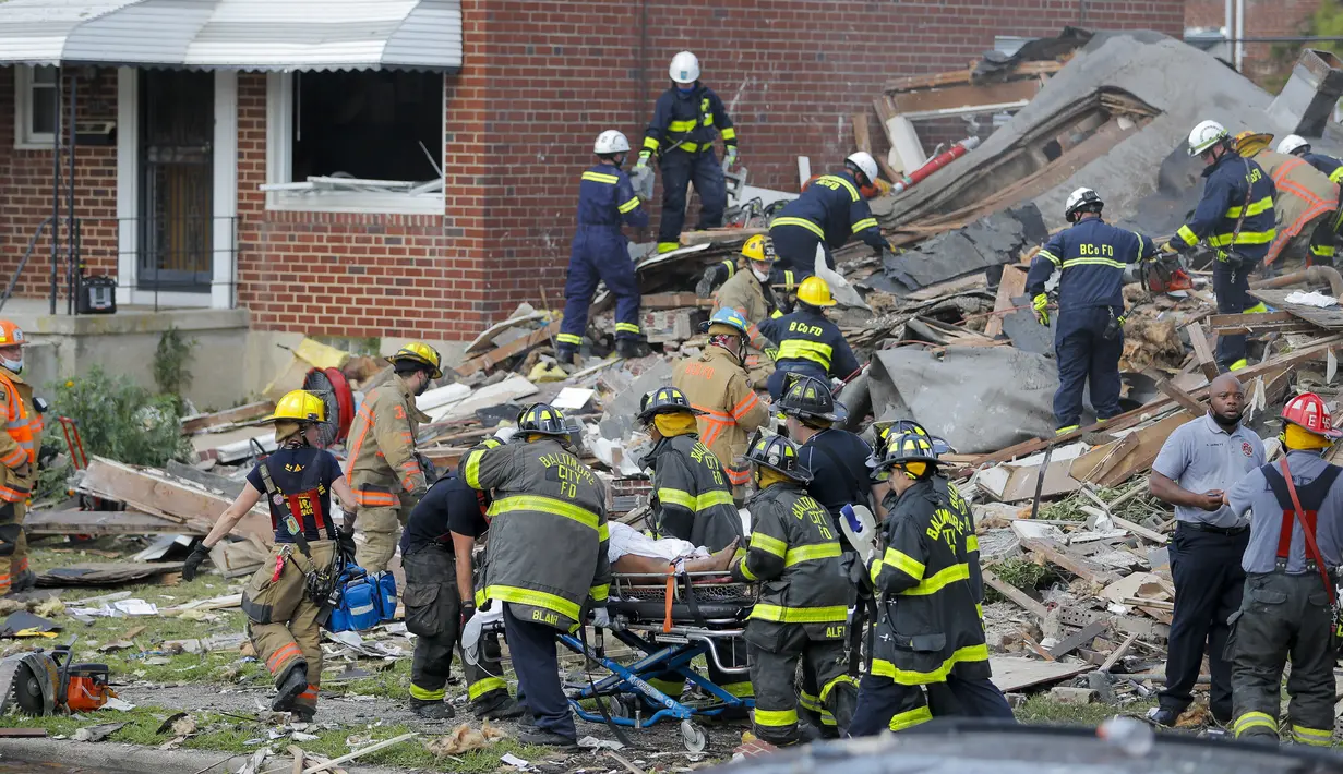 Departemen Pemadam Kebakaran Kota Baltimore membawa seseorang keluar dari puing-puing usai ledakan di Baltimore, Maryland, Amerika Serikat, Senin (10/8/2020). Usai ledakan, tim mematikan saluran utama gas untuk menjaga keamanan daerah tersebut. (AP Photo/Julio Cortez)