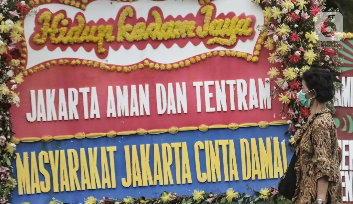 Deretan karangan bunga yang dipajang di depan Markas Kodam Jaya, Jakarta, Senin (23/11/2020). Ratusan karangan bunga dikirim masyarakat sebagai bentuk dukungan terhadap TNI dan Polri atas tindakan tegas kepada pelanggar protokol kesehtan Covid-19. (merdeka.com/Iqbal S Nugroho)