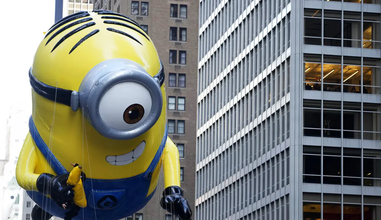 Balon Minion di Macy's Thanksgiving Day Parade 2022. (Foto: Charles Sykes/Invision/AP)