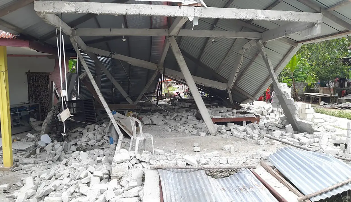 Puing rumah yang rusak berserakan menyusul gempa di Ambon, Maluku, Jumat (27/9/2019). Badan Nasional Penanggulangan Bencana (BNPB) menyebut korban meninggal akibat gempa magnitudo 6,5 yang mengguncang Maluku pada 26 September 2019 sebanyak 23 orang. (HO/BADAN NASIONAL PENANGGULANGAN BENCANA/AFP)