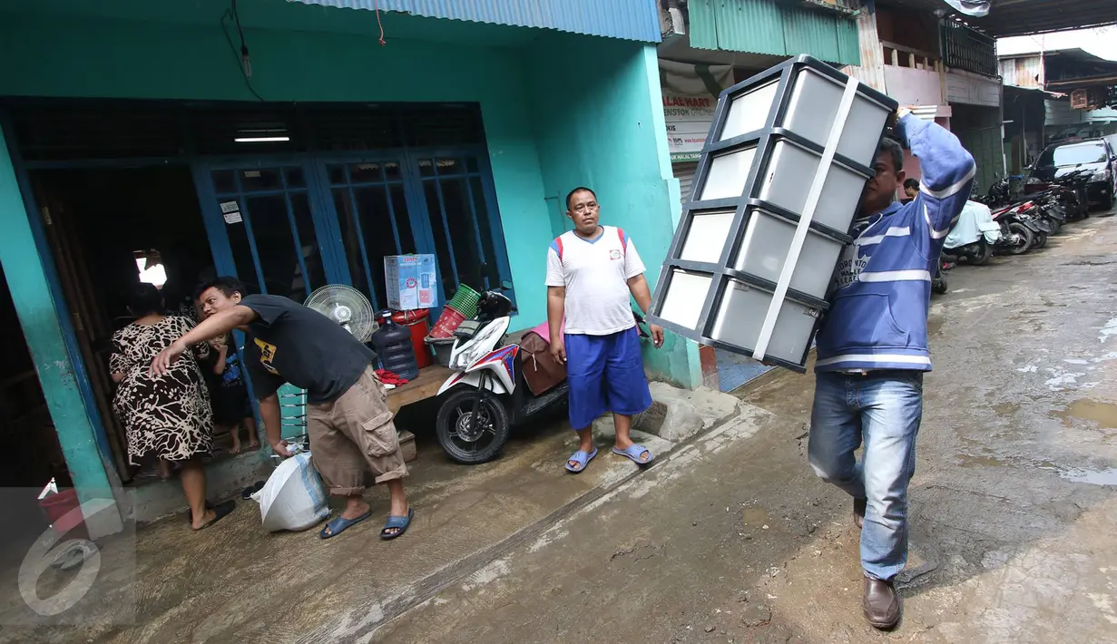 Seorang warga mengangkut lemari plastik miliknya di kawasan Bukit Duri, Jakarta, Kamis (8/9). Jelang penertiban, warga di kawasan itu berinisiatif mengemas barang untuk pindah ke Rusun Rawa Bebek pascaterbitnya SP II. (Liputan6.com/Immanuel Antonius)