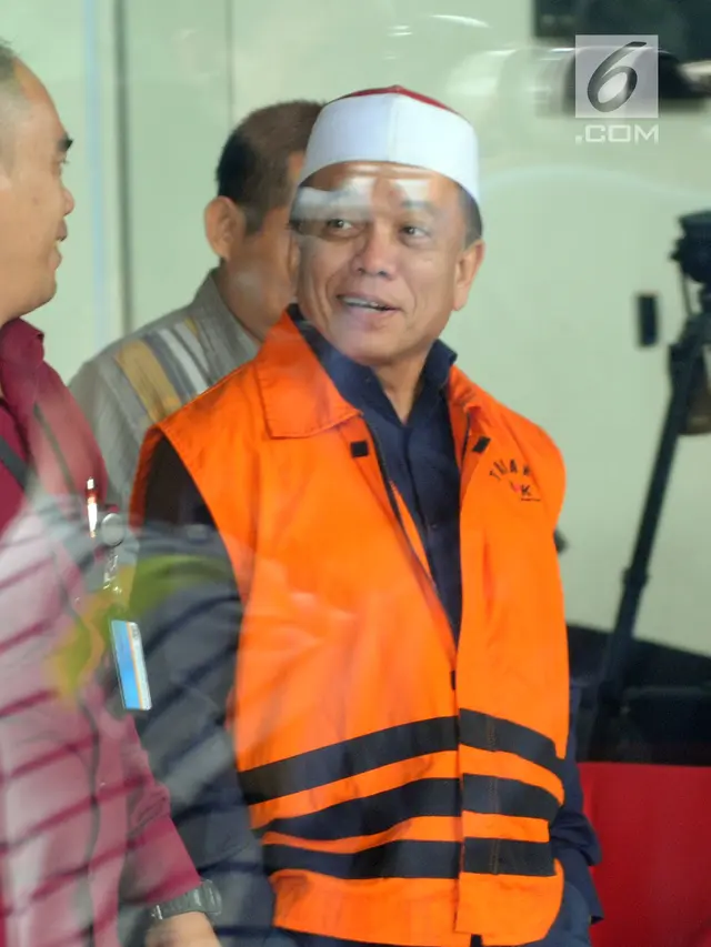 Kopiah Merah Putih Gubernur Aceh Saat Jalani Pemeriksaan KPK