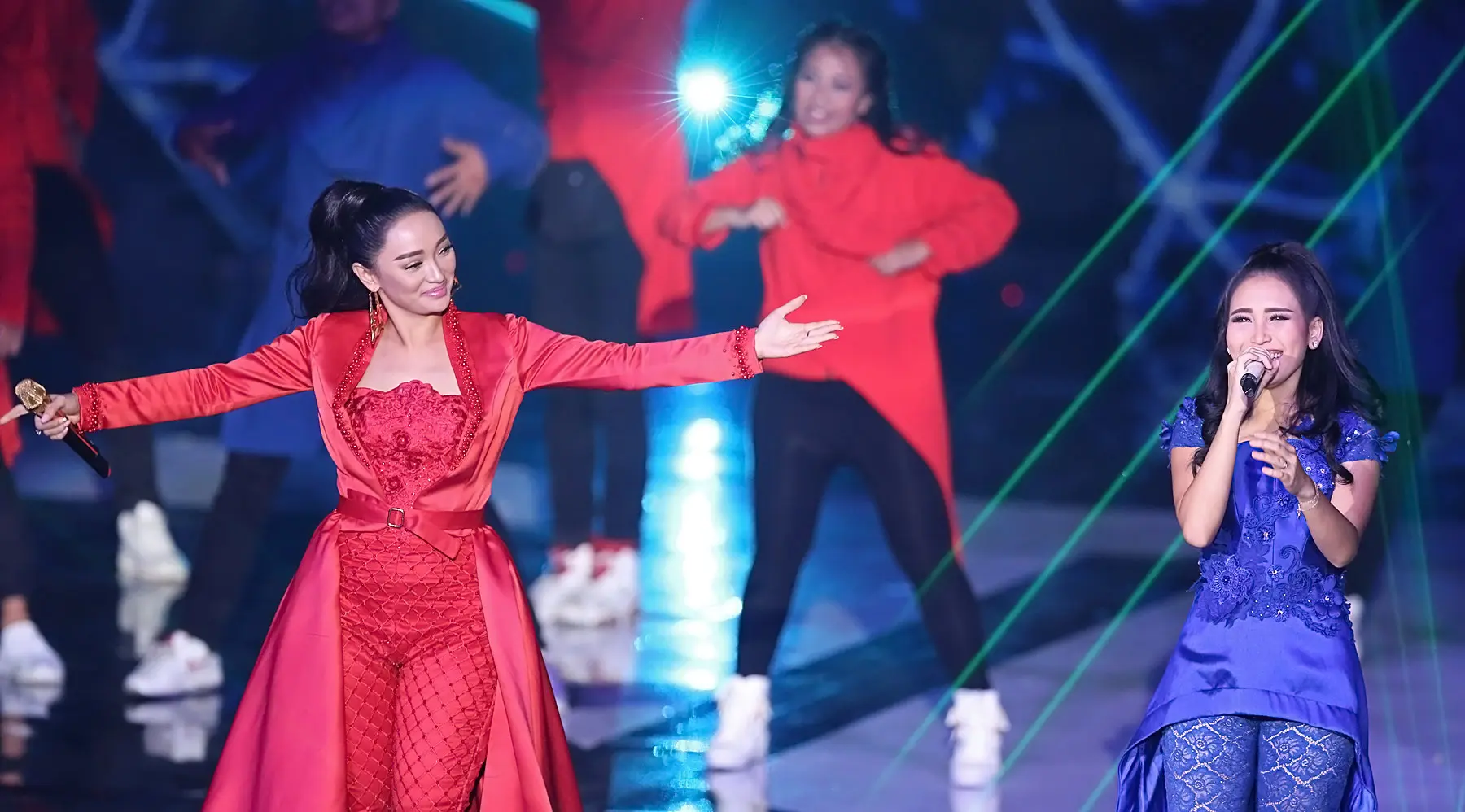 Zaskia Gotik dan Ayu Ting Ting di HUT Indosiar ke-23 (Bambang E Ros/Bintang.com)