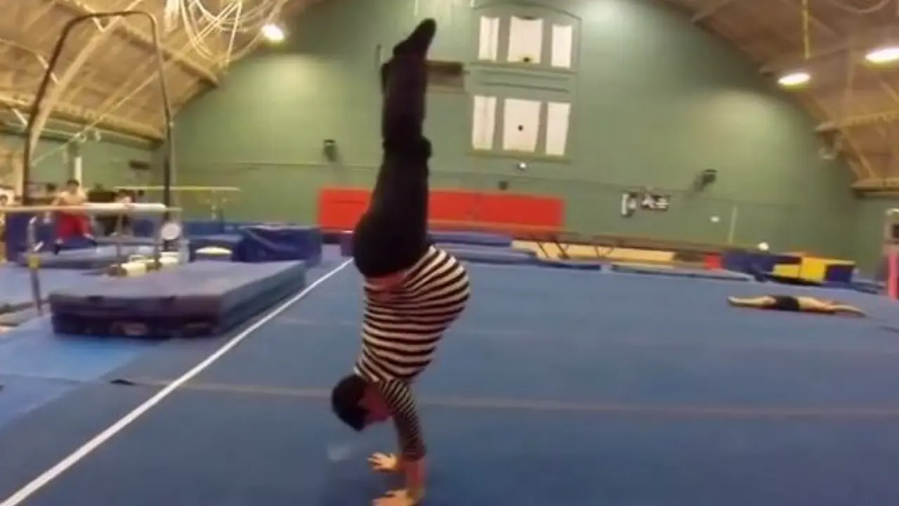 Hamil Tua dan Kembar, Wanita Ini Masih Bisa Handstand