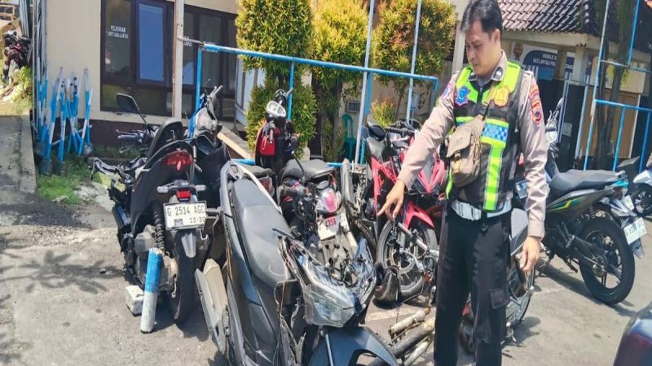 Kecelakaan Maut Batang: Sepeda Motor Tabrak Truk Parkir, Dua Tewas di Jalur Pantura
