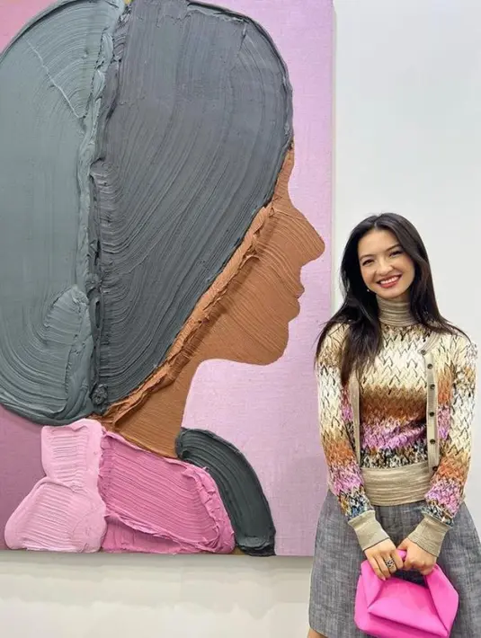 Set turtleneck dan kardigan penuh motif, dilengkapi mini skirt bisa jadi opsi gaya kasual yang chic. @ralineshah.