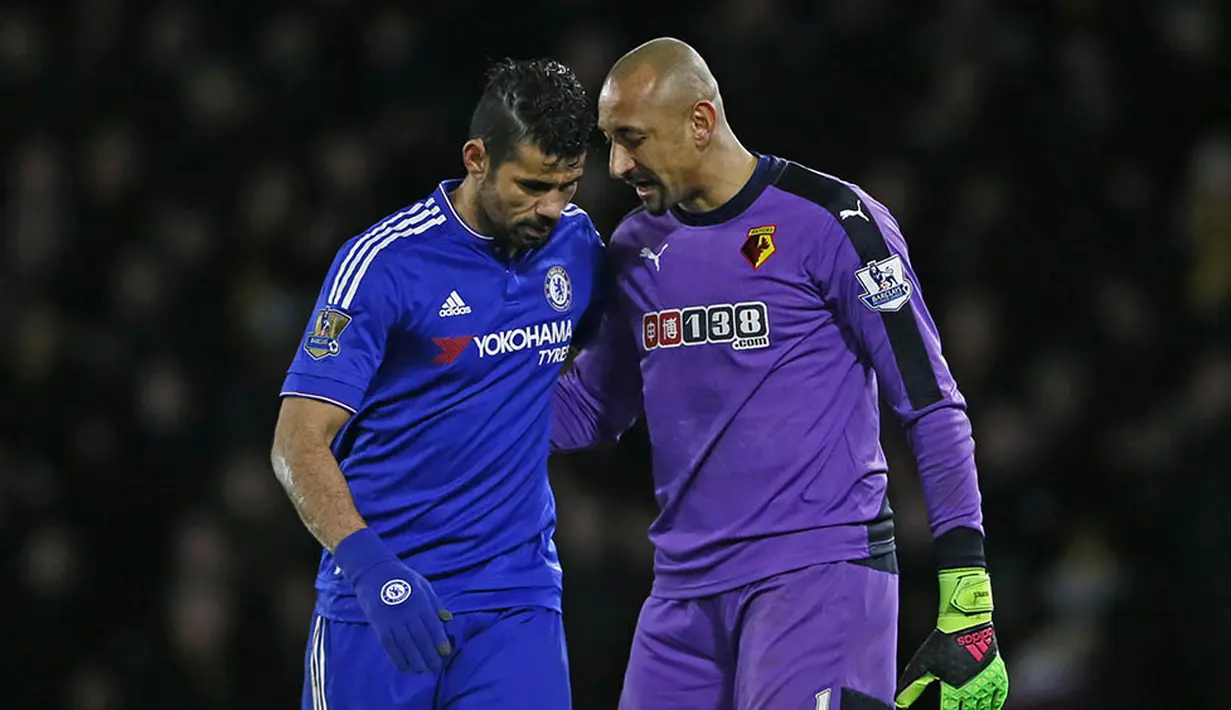 Kiper Watford, Heurelho Gomes, berdiskusi dengan striker Chelsea, Diego Costa, usai laga Liga Premier Inggris. The Blues masih tertinggal 16 poin untuk lolos ke Liga Champions. (Reuters/Stefan Wermuth)  