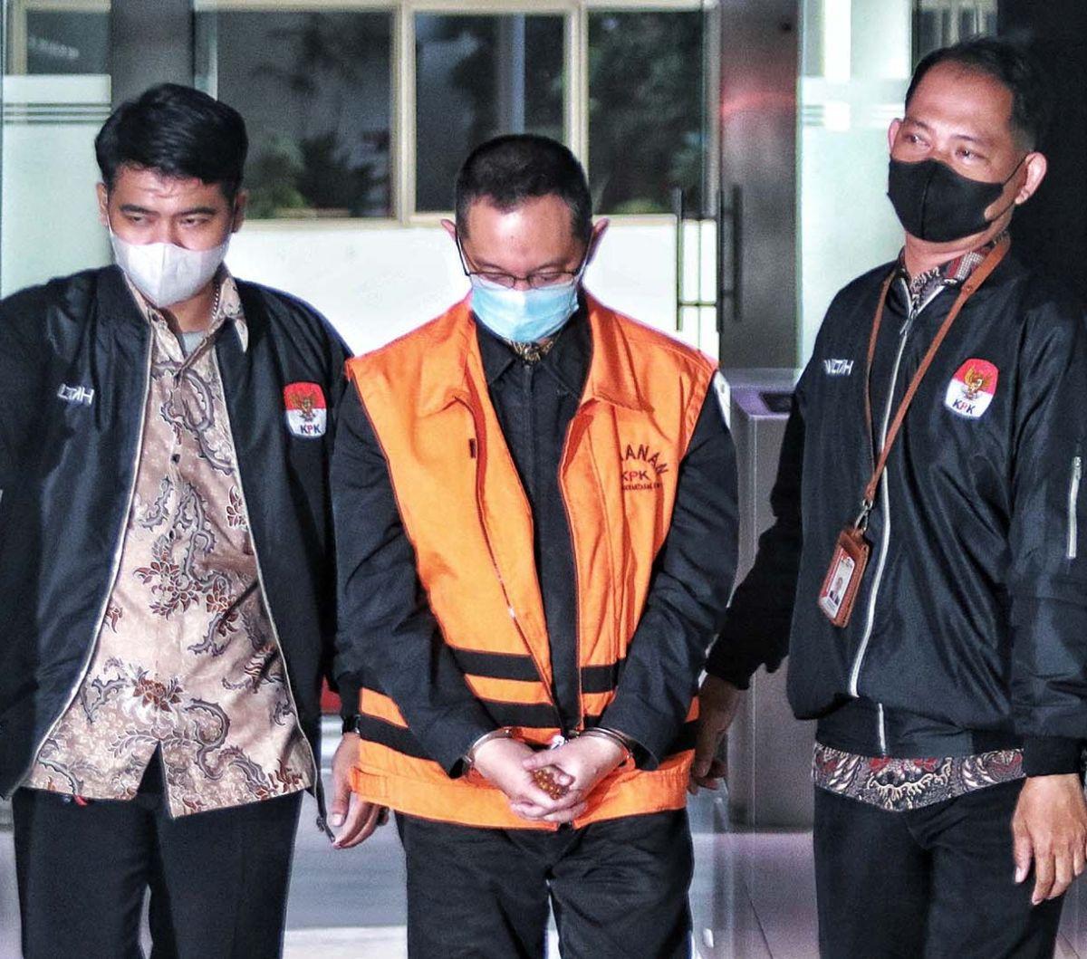Mantan Kepala Kantor Bea Cukai Makassar, Andhi Pramono resmi ditahan Komisi Pemberantasan Korupsi (KPK). Andhi ditahan usai diperiksa sebagai tersangka kasus dugaan penerimaan gratifikasi dan tindak pidana pencucian uang (TPPU) di Direktorat Jenderal Bea 