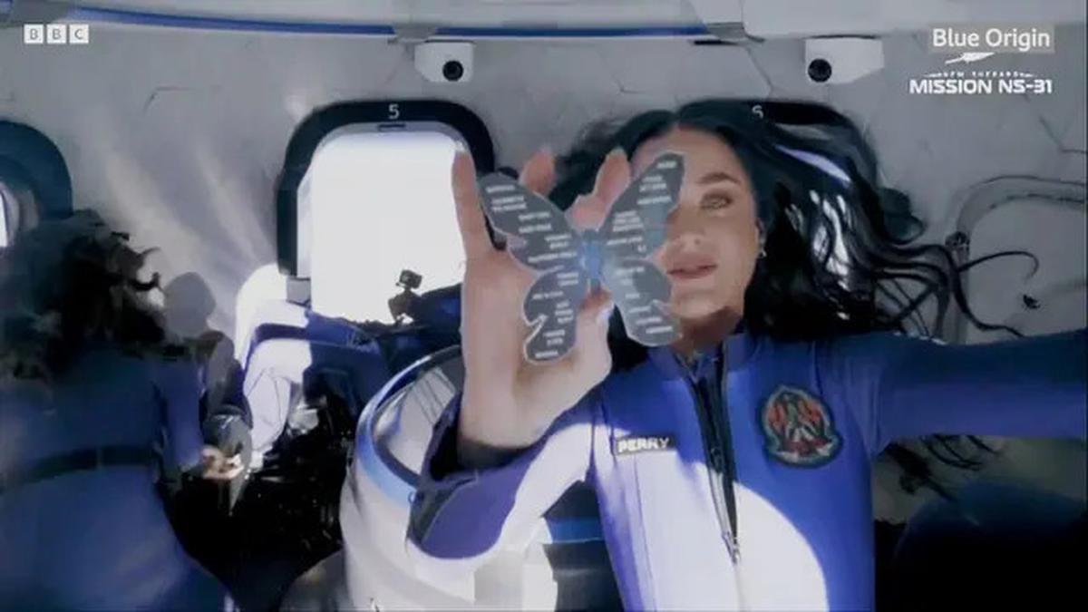 6 Potret Katy Perry Saat di Luar Angkasa, Bawa Bunga Daisy Penuh Makna