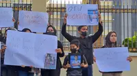 Keluarga korban melakukan aksi menuntut keadilan atas meninggalnya Afif Maulana. (Liputan6.com/ Novia Harlina)