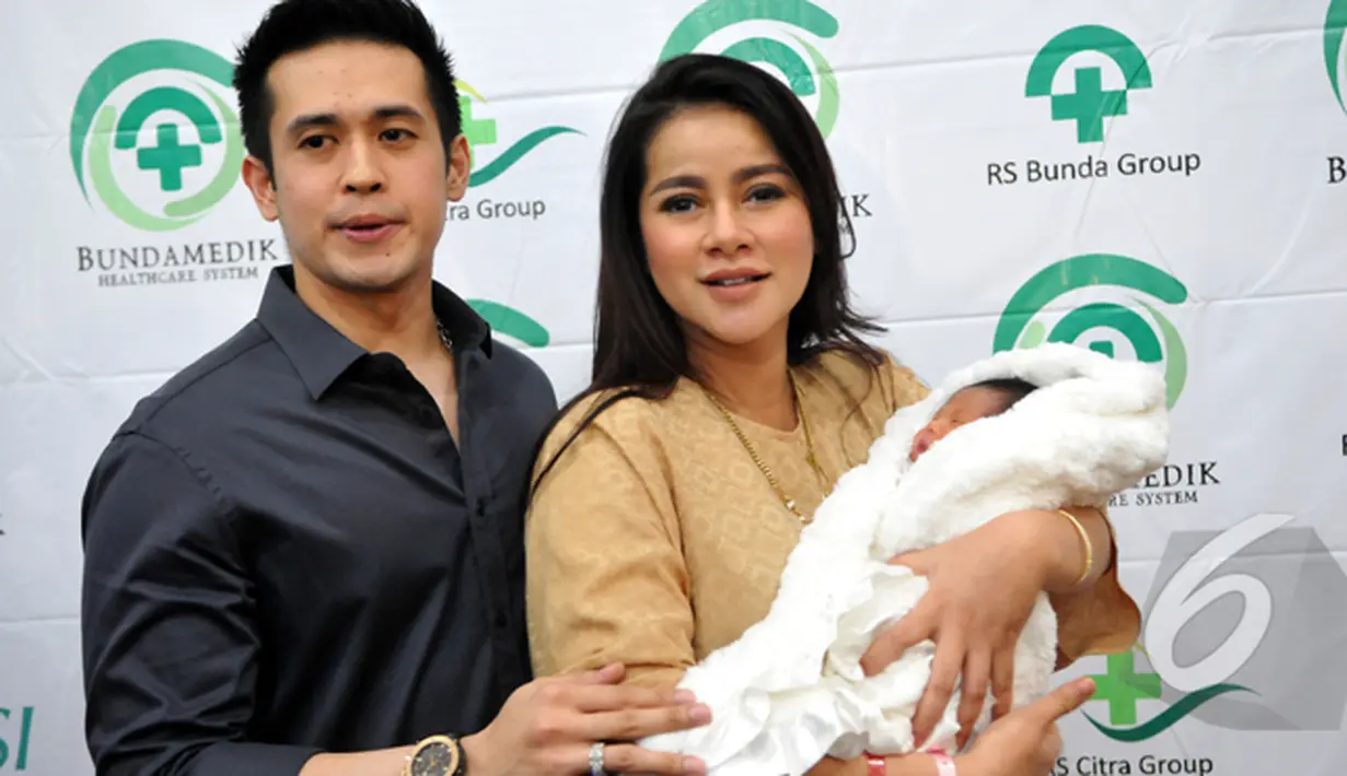 Olla Ramlan dan suaminya, Aufar Hutapea, saat jumpa pers di RSU Bunda, Menteng, Jakarta , Senin (19/1/2015). (Liputan6.com/Panji Diksana)