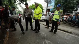 Beberapa anggota polisi melakukan rekonstruksi kejadian di lokasi kedua terjadinya kecelakaan maut di ruas Jalan Sultan Iskandar Muda, Pondok Indah, Jakarta, Kamis (22/1/2015). (Liputan6.com/Helmi Fithriansyah)