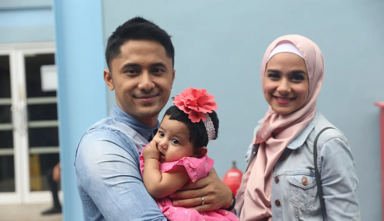 "Karena keluarga itu menghilangkan stres. Ketika capek kerja, masalah di kantor, bahkan kerugian, ketemu anak hilang beban pikiran, hutang-hutang hilang, baru pusing lagi hari senin," tukas Hengky Kurniawan. (Adrian Putra/Bintang.com)