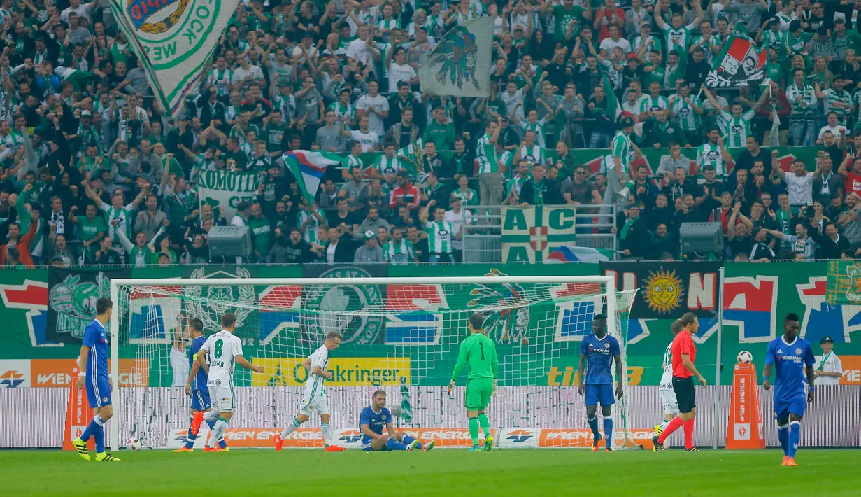 Suasana saat Chelsea kemasukan gol di laga persahabatan melawan  Rapid Wina, Austria, (16/7). Chelsea kalah dengan skor 2-0. (Reuters / Heinz - Peter Bader)