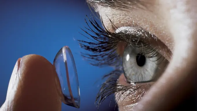 8 Hal Ini Pasti Pernah Dilakukan Para Pengguna Lensa Kontak