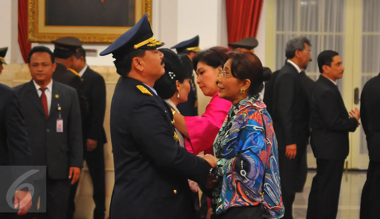 Menteri Kelautan dan Perikanan, Susi Pudjiastuti memberikan ucapan selamat kepada Marsekal Madya Hadi Tjahjanto usai dilantik oleh Presiden Jokowi sebagai Kasau yang baru, Jakarta, Rabu (18/1). (Liputan6.com/Angga Yuniar) 
