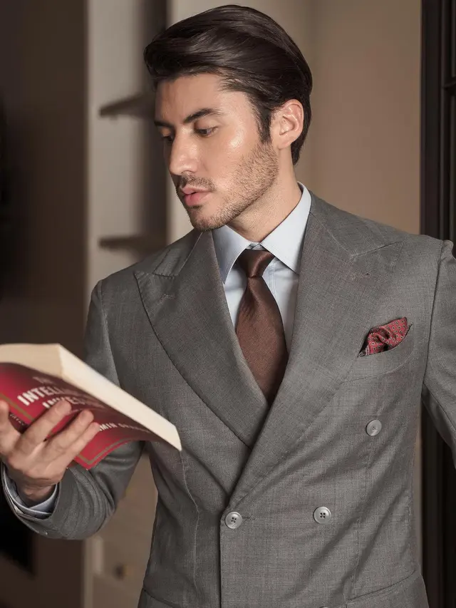 7 Gaya Valentino Peter dengan Setelan Jas yang Ini Tampil Stylis