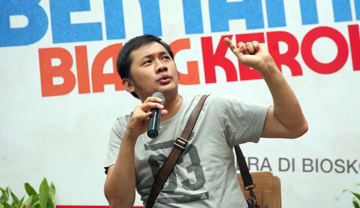 Untuk pemain, sang produser memilih Reza Rahadian. Untuk sutradara film ini, nama Hanung Bramantyo lah yang dipercaya di dalamnya. Banyak hal yang didiskusikan bersama dengan Hanung untuk film ini. (Nurwahyunan/Bintang.com)