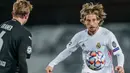Gelandang Real Madrid, Luka Modric, mengejar bola saat melawan Borussia Monchengladbach pada laga Liga Champions di Stadion Alfredo Di Stefano, Kamis (10/12/2020). Real Madrid menang dengan skor 2-0. (AP/Bernat Armangue)