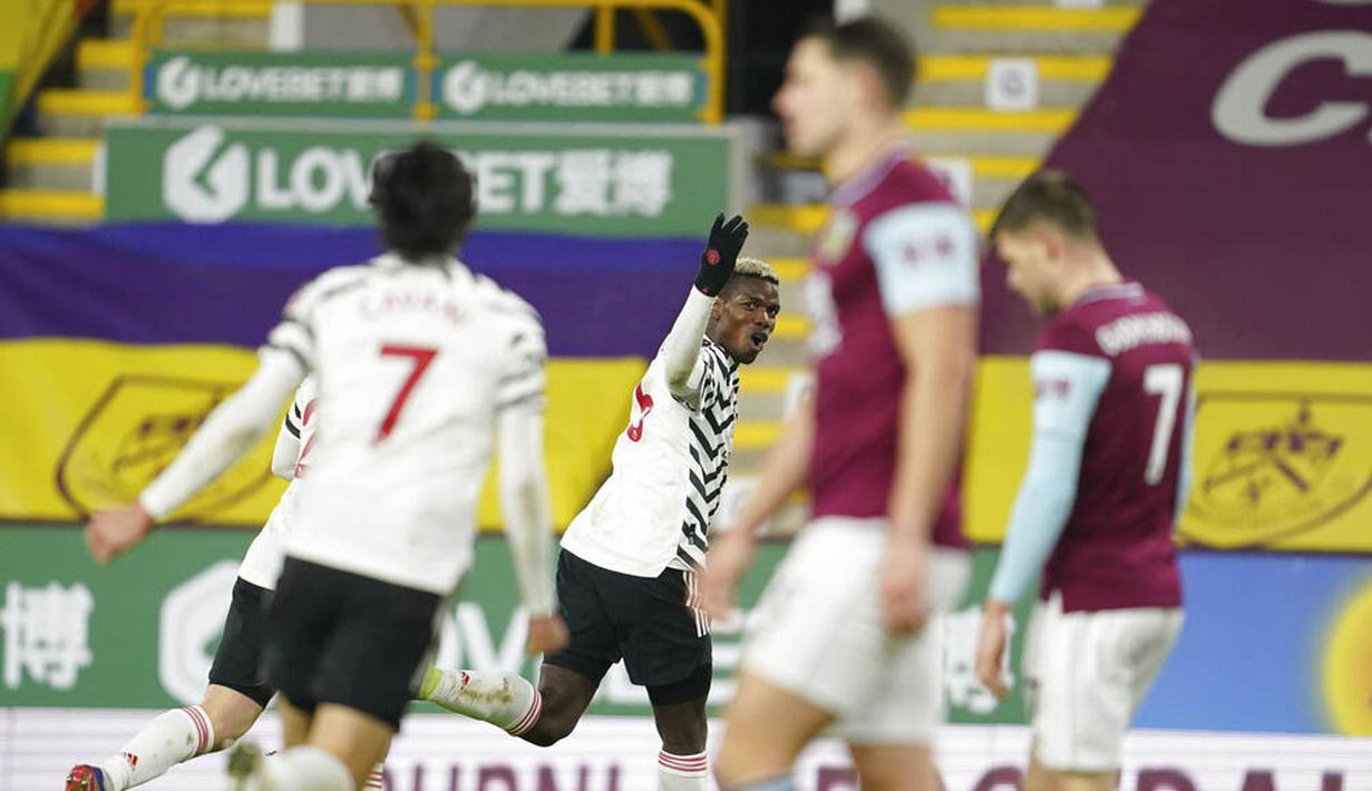 Gelandang Manchester United, Paul Pogba, melakukan selebrasi usai mencetak gol ke gawang Burnley pada laga Liga Inggris di Stadion Turf Moor, Rabu (13/1/2021). Setan Merah menang dengan skor 1-0. (AP Photo/Jon Super, Pool)
