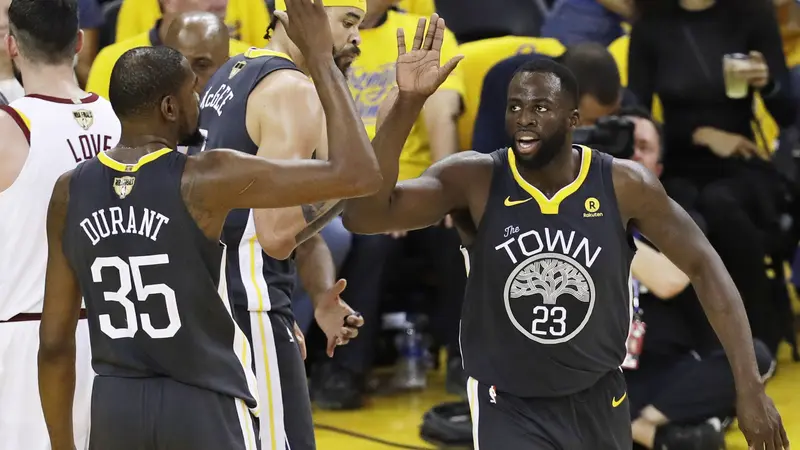 Selebrasi Kevin Durant dan Draymond Green di gim kedua final NBA