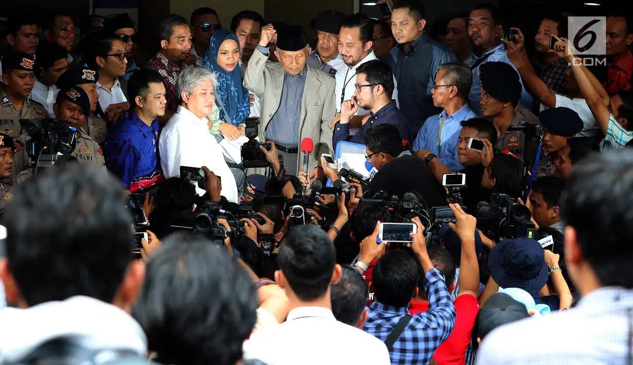 Politikus senior PAN, Amien Rais memberikan pernyataan sebelum memasuki ruang pemeriksaan di Polda Metro Jaya, Jakarta, Rabu (10/10). Amien Rais juga menyoal penulisan nama lengkapnya pada surat pemanggilan. (Liputan6.com/Johan Tallo)