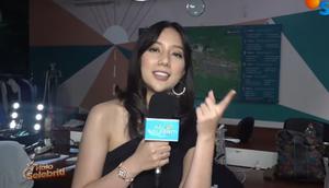 Anastasya Panggabean berkeliling memperlihatkan suasana di balik layar sinetron Jejak Duka Diandra. (Dok. YouTube/SCTV)