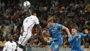 Bek timnas Prancis, Kurt Zouma menyundul bola saat laga Kualifikasi Piala Dunia 2022 zona Eropa melawan timnas Ukraina di NSK Olimpiyskiy, Minggu (5/9/2021) dinihari WIB. Prancis bermain imbang 1-1 dengan tuan rumah, Ukraina. (AP Photo/Efrem Lukatsky)